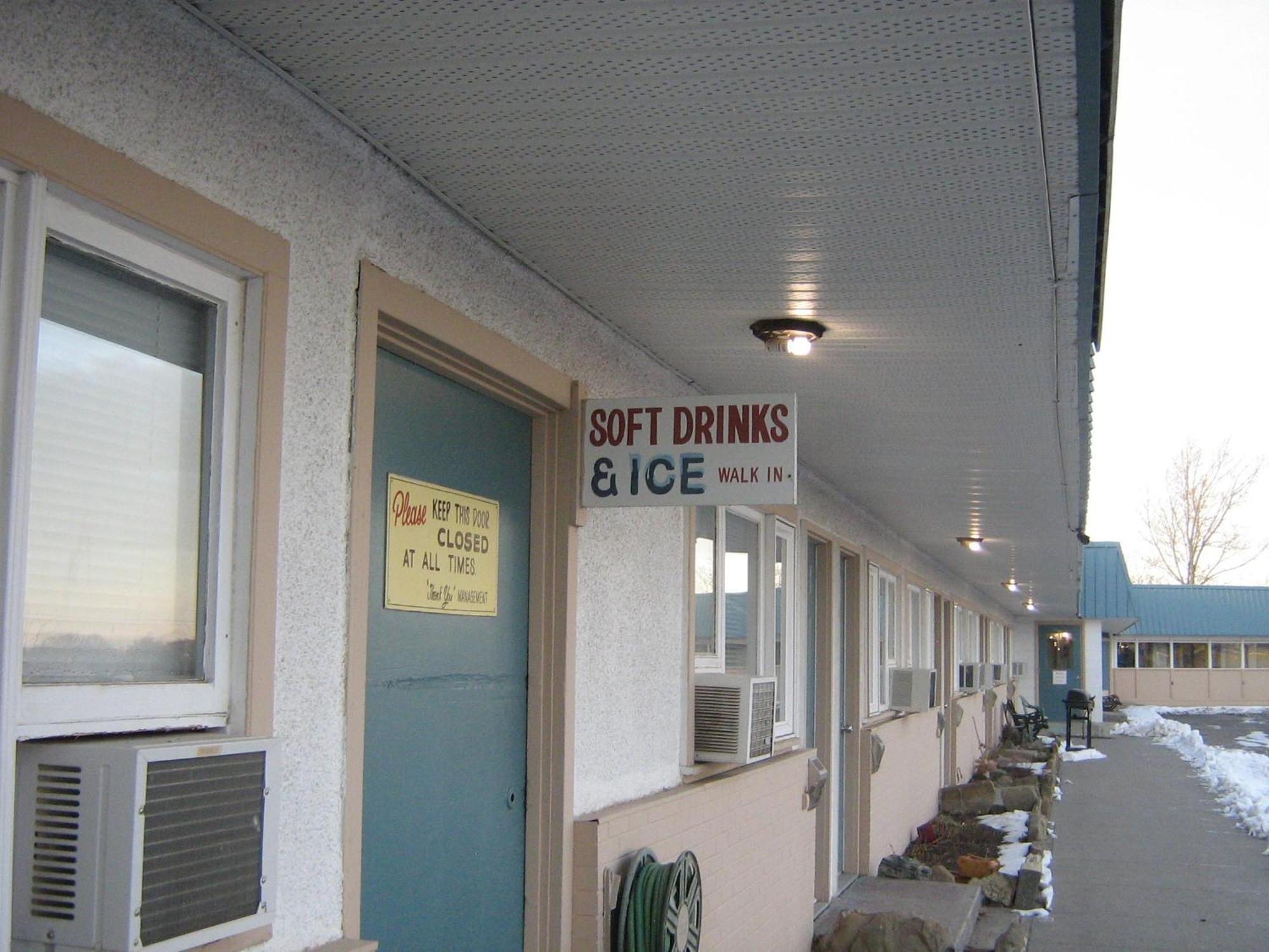 Parkway Motel & European Lodges Pincher Creek Kültér fotó