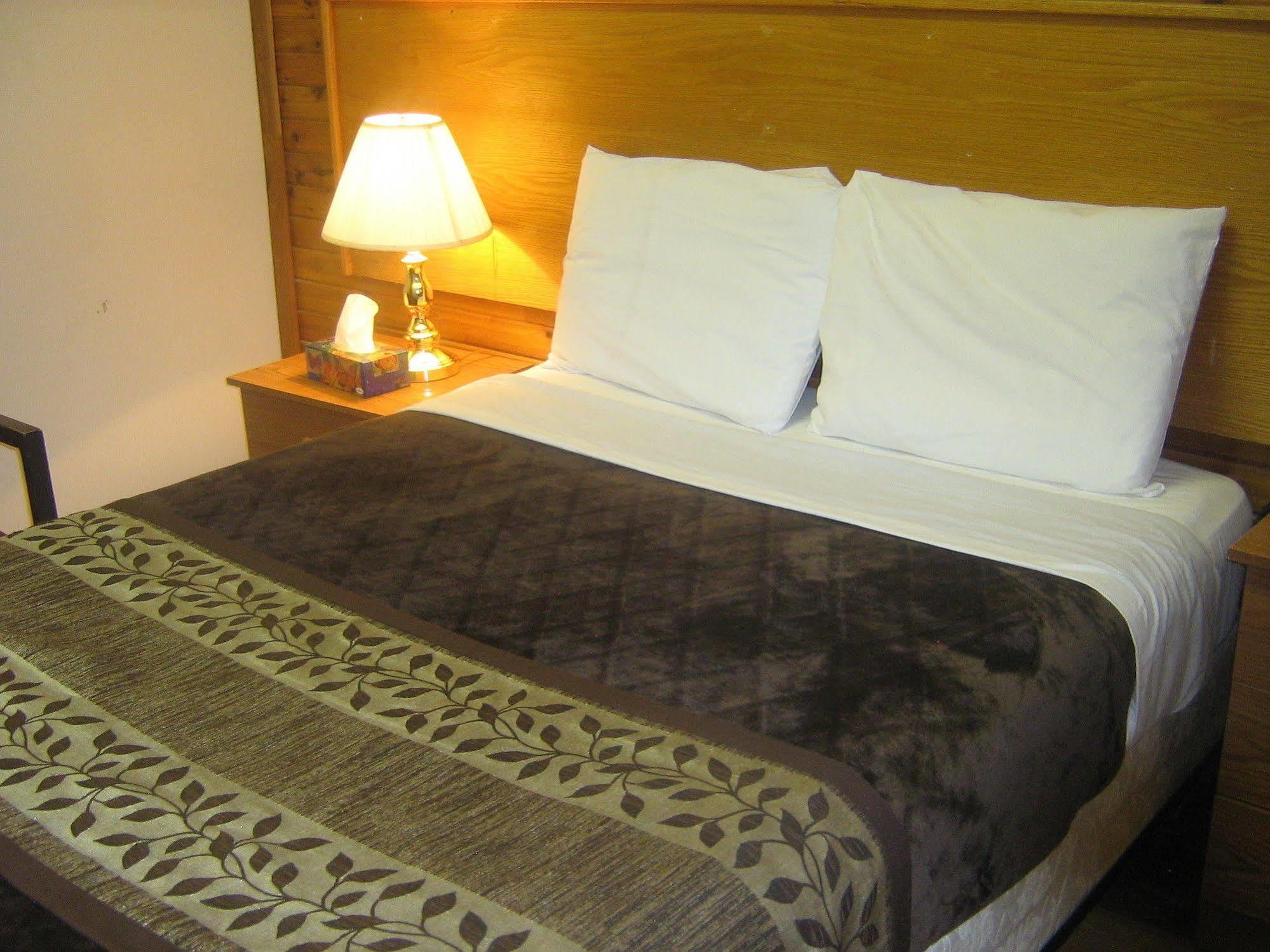 Parkway Motel & European Lodges Pincher Creek Kültér fotó