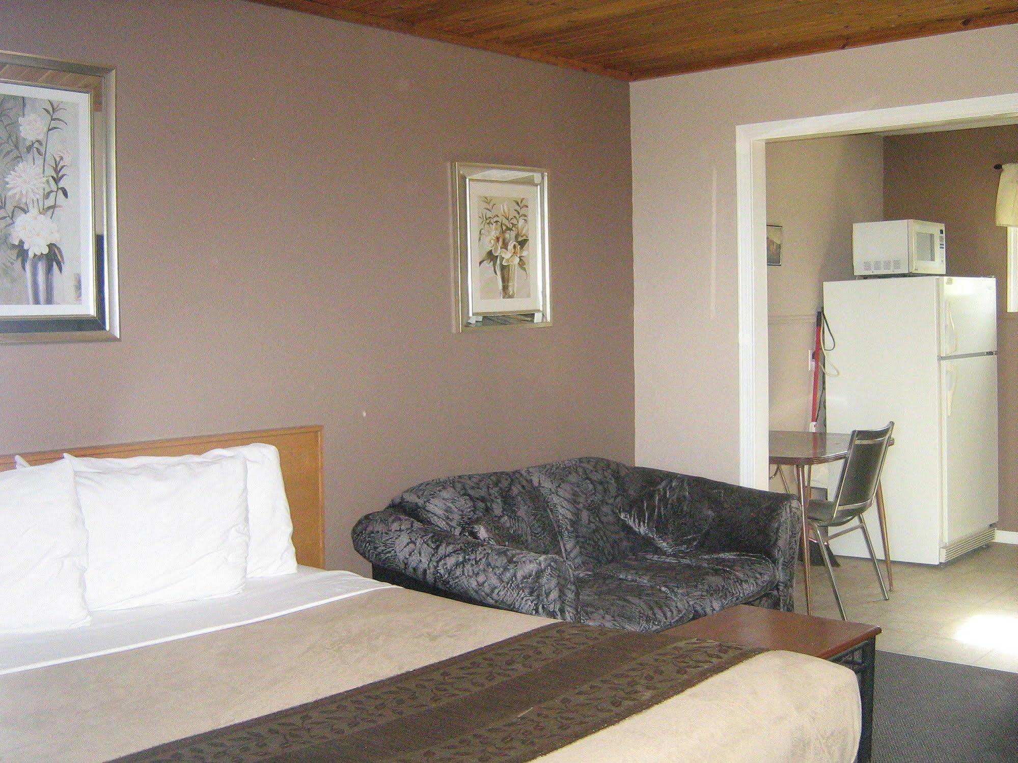 Parkway Motel & European Lodges Pincher Creek Kültér fotó