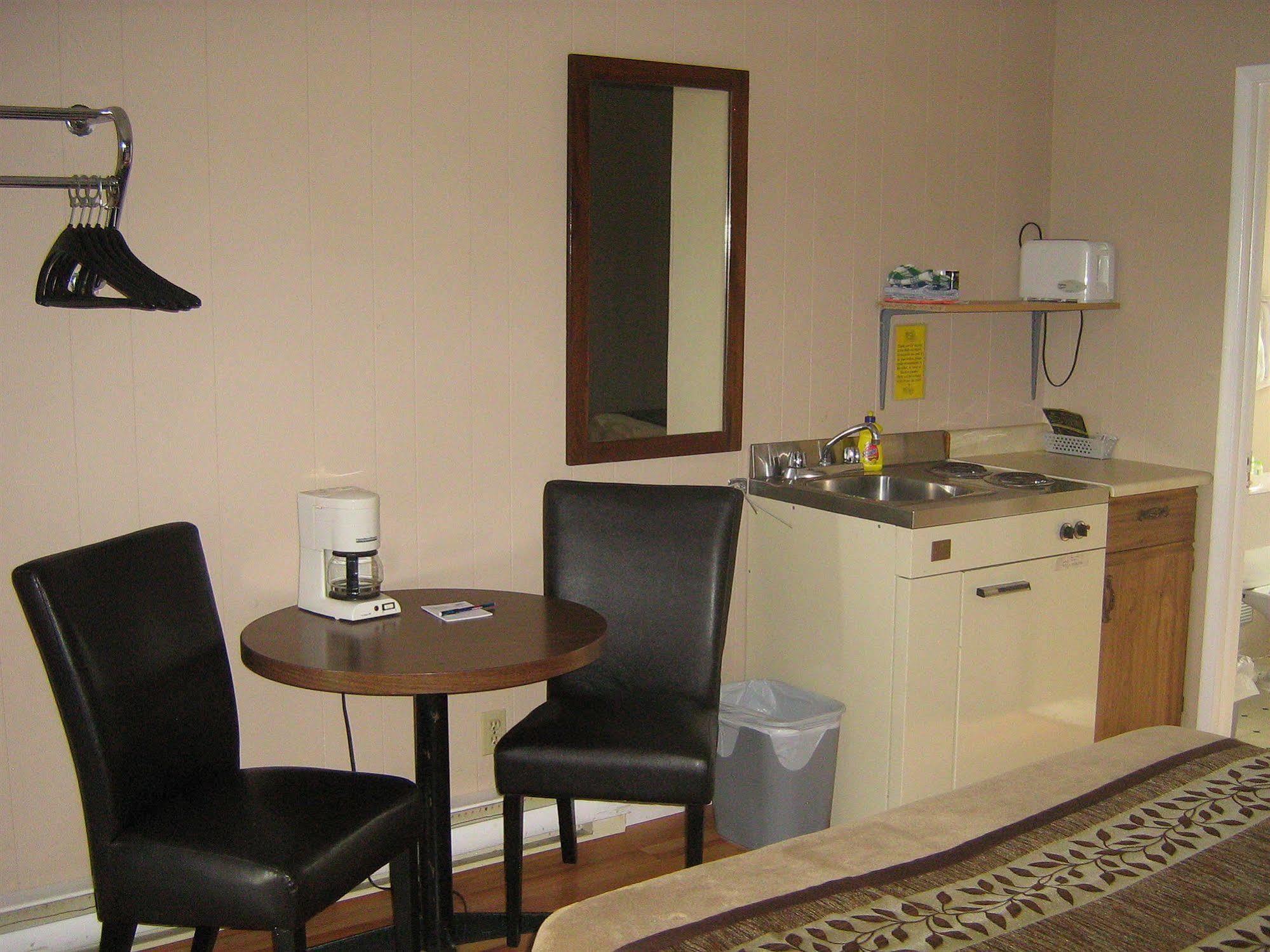 Parkway Motel & European Lodges Pincher Creek Kültér fotó